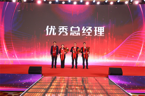 11&nbsp;集团执行董事长兼执行总裁孙关富先生为优异总司理获得者颁奖.jpg